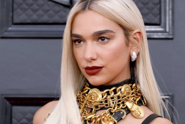 Dua Lipa’nın Donatella Versace'ye Dönüşümü