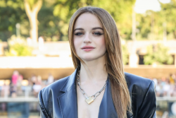 Joey King'in İddia Dozu Yüksek Kırmızı Halı Stili