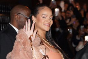 Rihanna Hamilelik Stiliyle Off-White Defilesinde