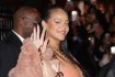 Rihanna Hamilelik Stiliyle Off-White Defilesinde