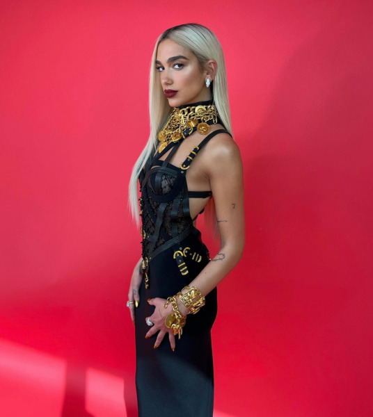 dua-lipa-blonde-donatella-versace-hair-beauty-bondage-1992