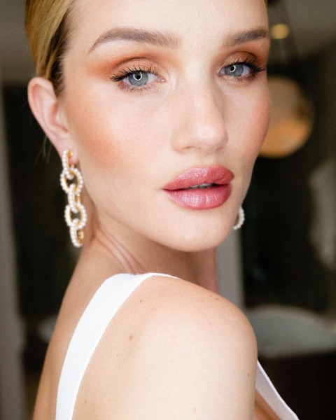 rosie-huntington-whiteley-lips-lip-care-skin-beauty-cold